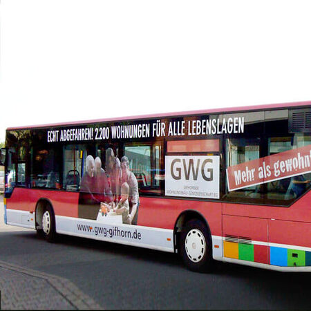 Referenzen: Fahrzeugbeschriftung an einem Linienbus. Produziert von Fitzke Werbetechnik aus Gifhorn.