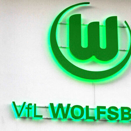 Referenzen: Leuchtschild VfL Wolfsburg. Produziert von Fitzke Werbetechnik aus Gifhorn.